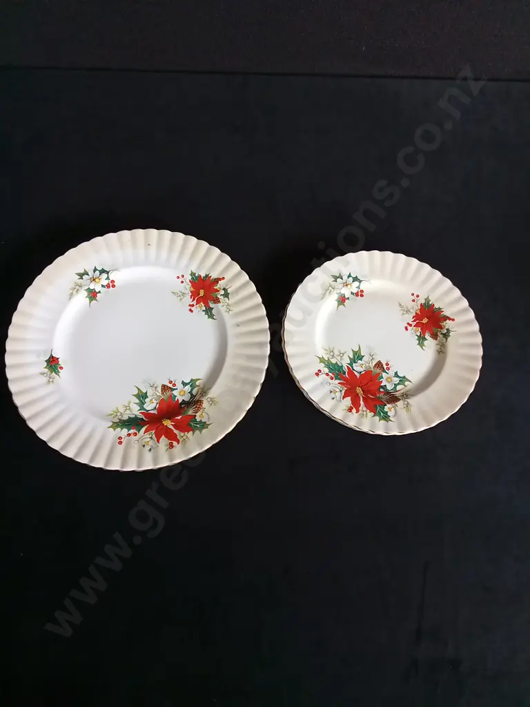 ROYAL ALBERT POINSETTIA PLATES X 5 Image 1++