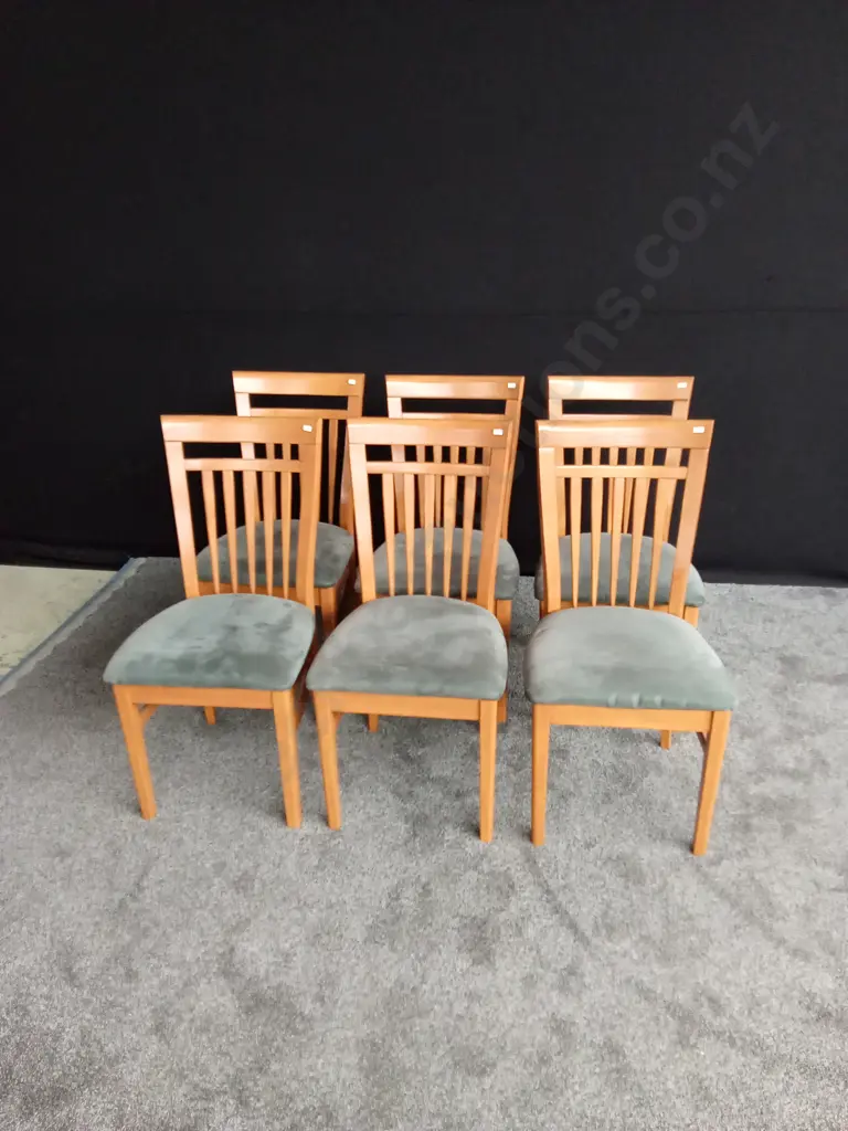 EXTENDABLE WOODEN TABLE AND 6 WOODEN CHAIRS WITH A GREEN CUSHION Image 1++