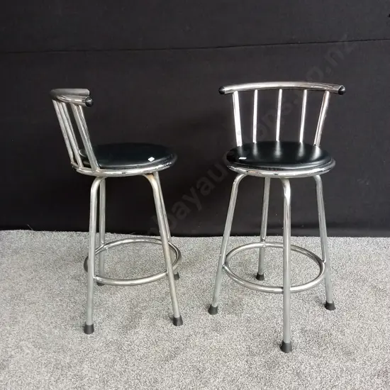 2 X SWIWEL BAR STOOLS