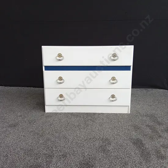 WHITE CHEST OF DRAWERS