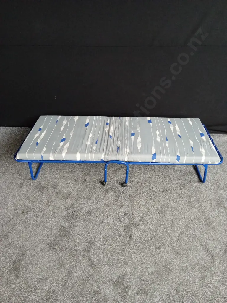 FOLDABLE SINGLE BED ON WHEELS AND A CHAIR Image 1++