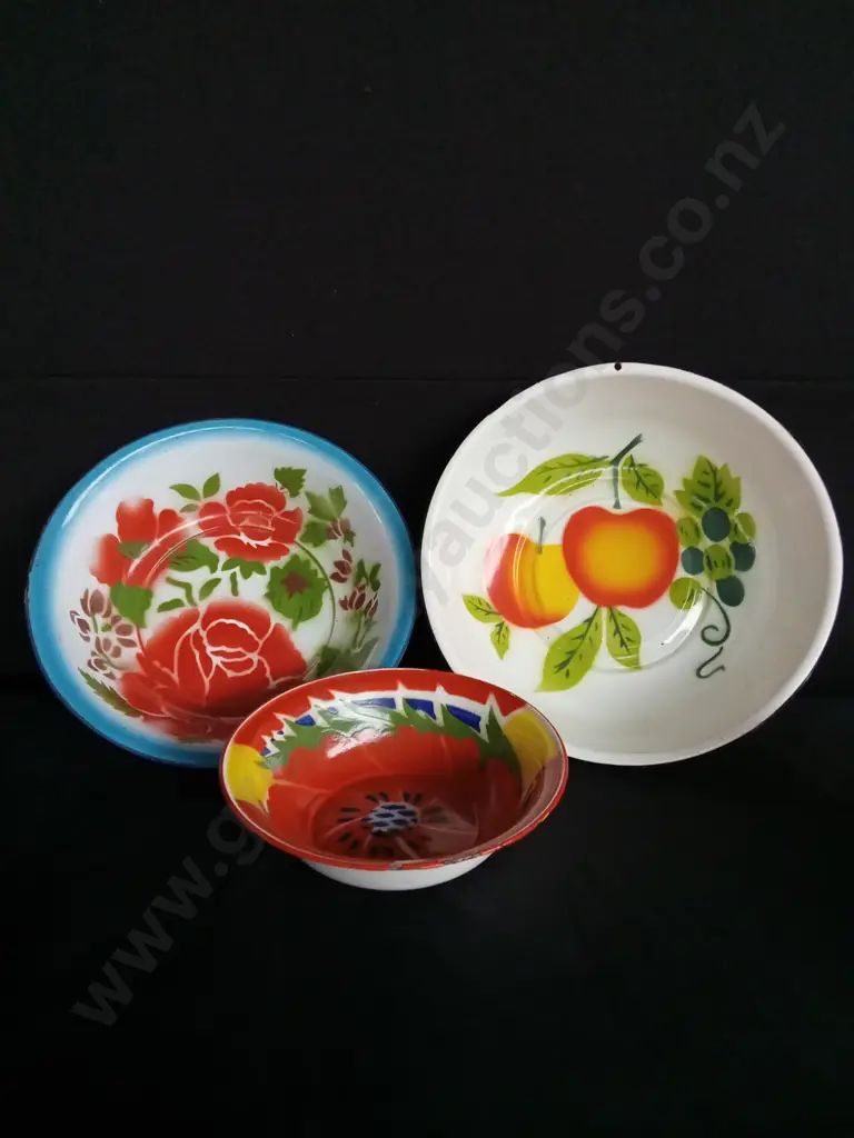 ASSORTED LARGE SERVING PLATES AND BOWLS X 21 Image 1++