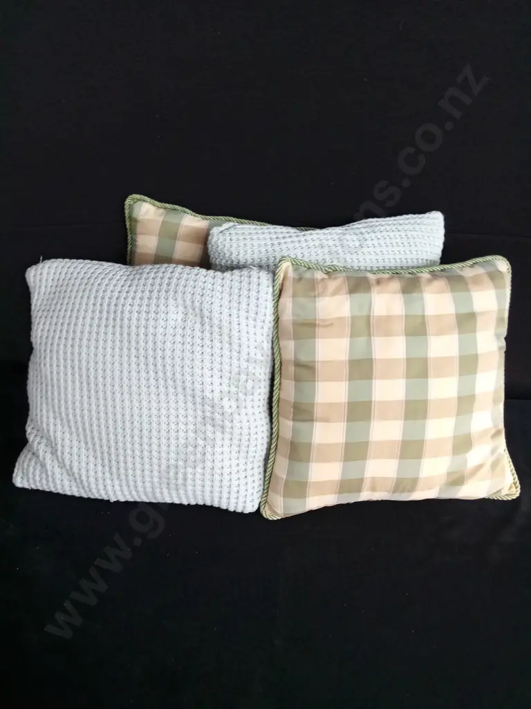4 CUSHIONS Image 1++