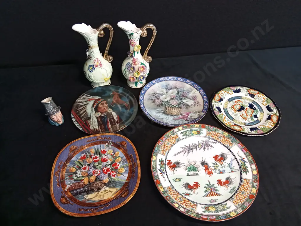 DECORATIVE ITEMS Image 1++