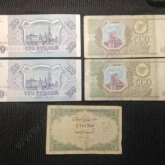 4 X RUSSINA RUBLE BANK NOTES AND 1 X PAKISTAN 1 RUPEE NOTES CIRCA 1949