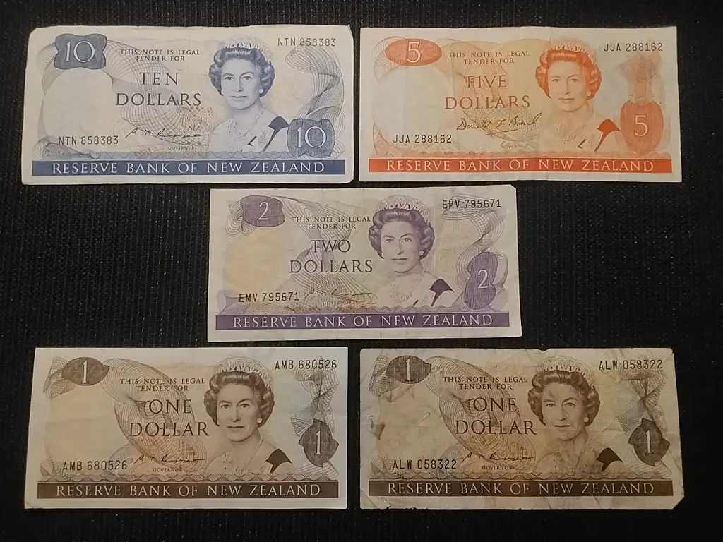 5x NEW ZEALAND BANK NOTES, 1 X $10, 1 X $5, 1 X $2 & 2 X $1 Image 1++