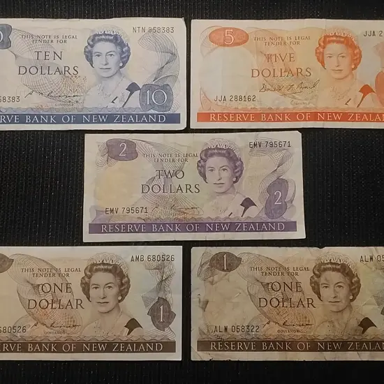 5x NEW ZEALAND BANK NOTES, 1 X $10, 1 X $5, 1 X $2 & 2 X $1