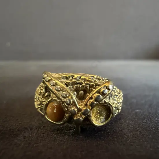 GOLD RING MARKED 18KT HGE WITH ONE EYE STONE MISSING