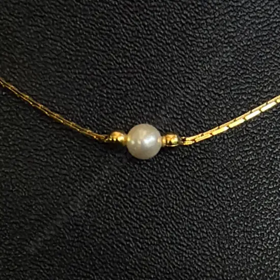 GOLD COLOURED CHAIN WITH SINGLE PEARL