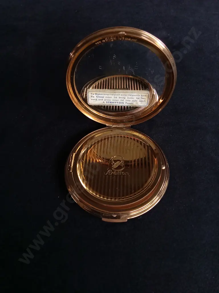 VINTAGE QUEEN ELIZABETH POWDER COMPACT ISSUED 1955 TO COMMEMORATE HER FIRST YEARS ON THRONE Image 1++