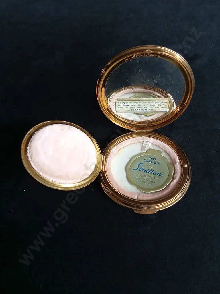 VINTAGE QUEEN ELIZABETH POWDER COMPACT ISSUED 1955 TO COMMEMORATE HER FIRST YEARS ON THRONE Image 1++