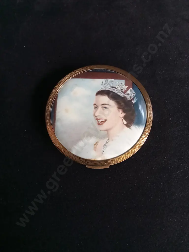 VINTAGE QUEEN ELIZABETH POWDER COMPACT ISSUED 1955 TO COMMEMORATE HER FIRST YEARS ON THRONE Image 1++
