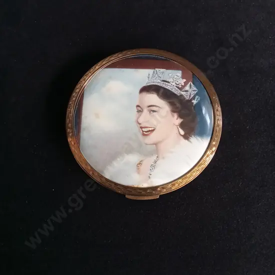 VINTAGE QUEEN ELIZABETH POWDER COMPACT ISSUED 1955 TO COMMEMORATE HER FIRST YEARS ON THRONE