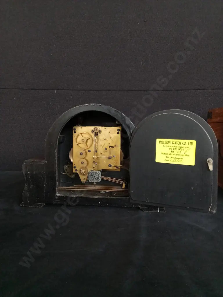 VINTAGE WOOD-CASED MANTEL CLOCK Image 1++