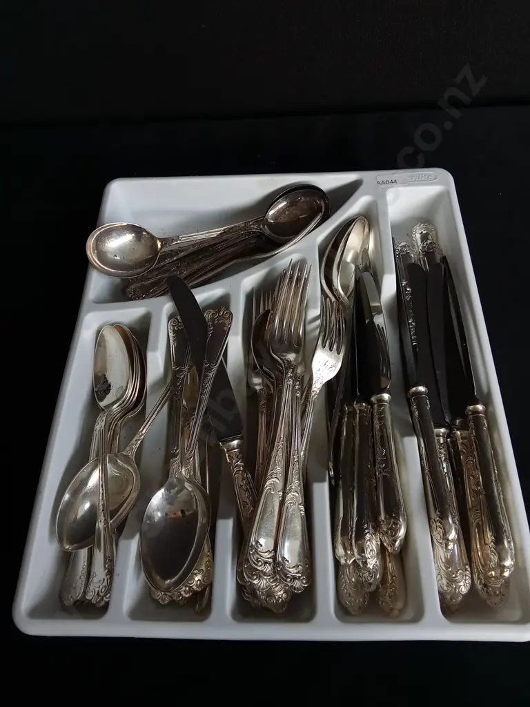 HARRISON FISHER & CO STAINLESS STEEL CUTLERY SET Image 1++