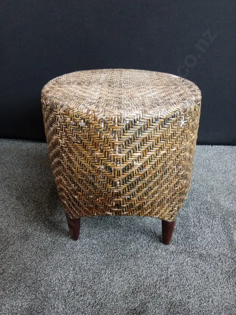 ROUND RATTAN OTTOMAN WOVEN DESIGN AND WOODEN LEGS Image 1++