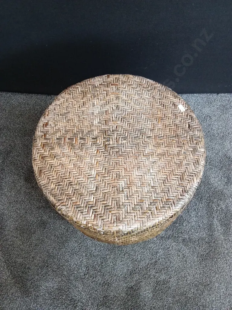 ROUND RATTAN OTTOMAN WOVEN DESIGN AND WOODEN LEGS Image 1++