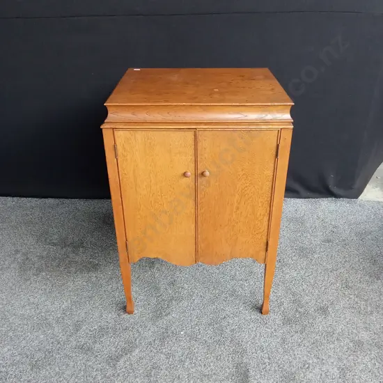 ANTIQUE GRAMOPHONE OAK CABINET L 61CM D 52cm H 914CM