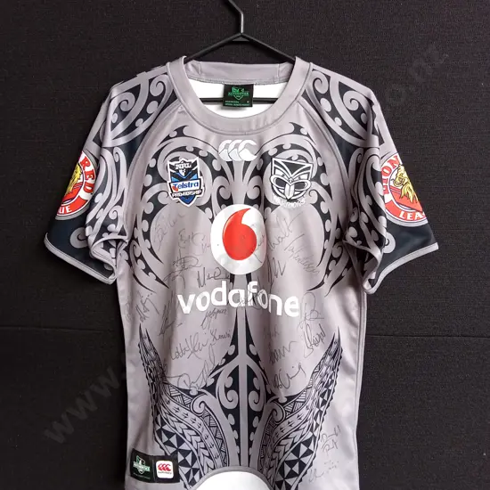 2012 NEW ZEALAND WARRIORS SIGNED HERITAGE RUGBY LEAGUE SHIRT SIZE M WITH TAGS