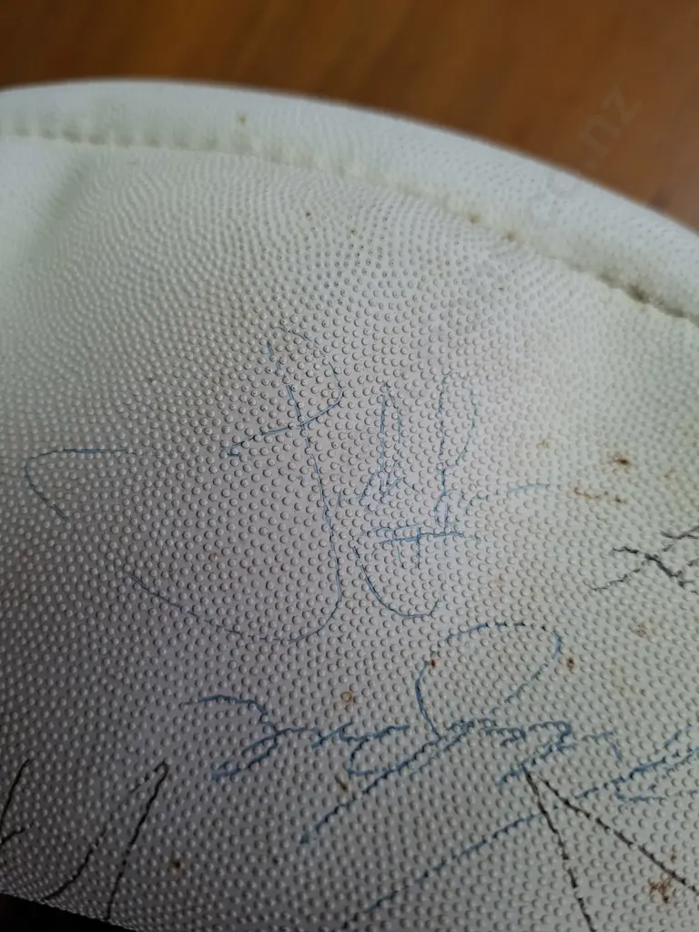 SIGNED RUGBY BALL EARLY 90'S ERA SIGNATURES INCLUDE COLIN MEADS, JONAH LOMU, EARL KIRTON AND OTHERS Image 1++
