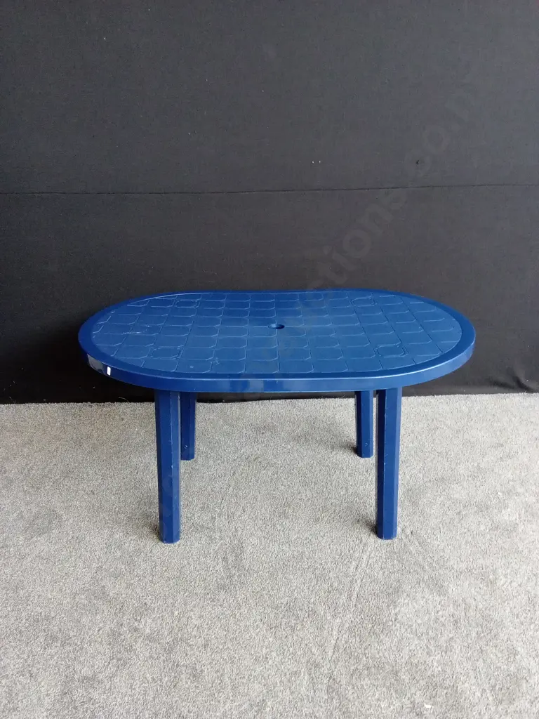 BLUE PLASTIC TABLE H72CM D88.5CM L1.34M Image 1++