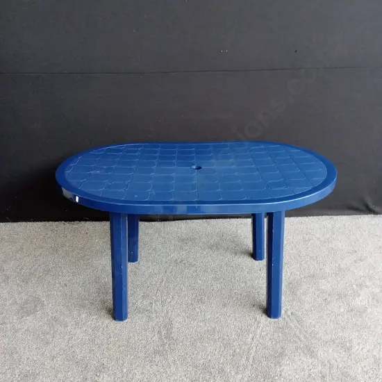 BLUE PLASTIC TABLE H72CM D88.5CM L1.34M