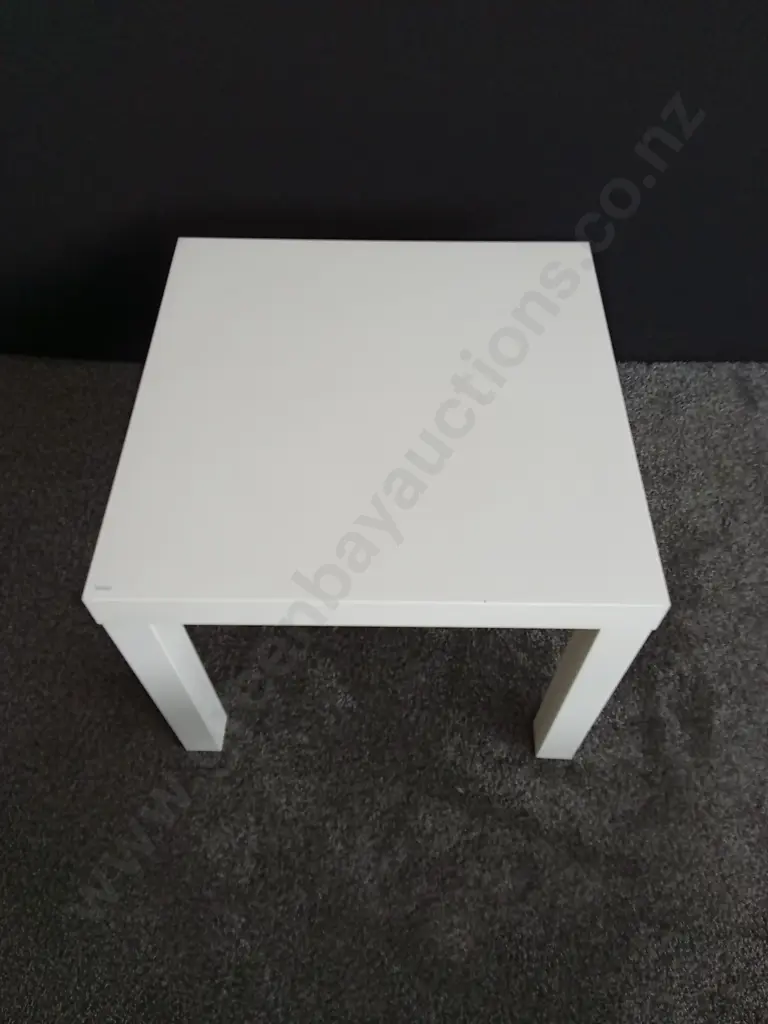 WHITE SIDE TABLE WITH DAMAGED LEG Image 1++