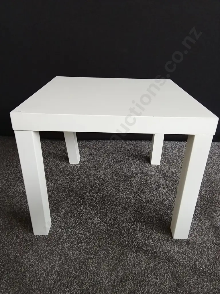 WHITE SIDE TABLE WITH DAMAGED LEG Image 1++