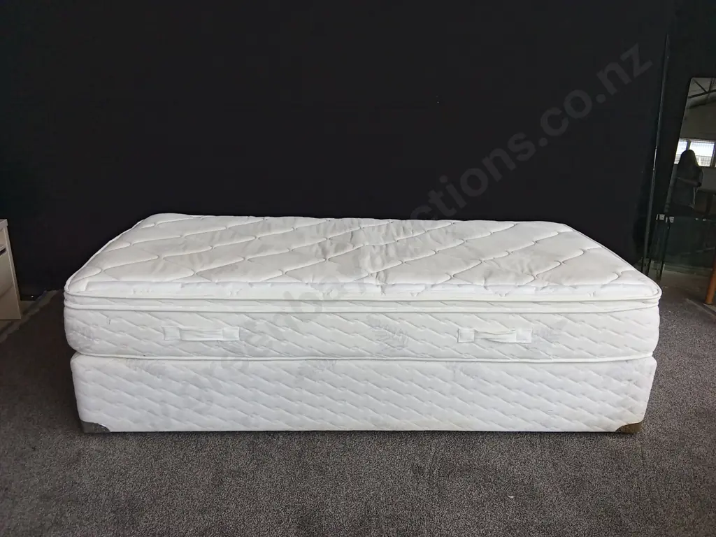 SILVER FERN QUEEN BED AND MATRESS CAN BE SPLIT INTO 2 SINGLES Image 1++
