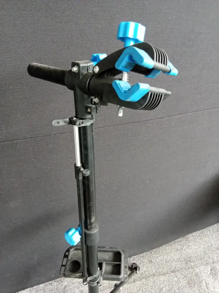 WORKSTAND FOR FIXING PUSH BIKES TOP CLAMP APPROX 1.45M HIGH Image 1++