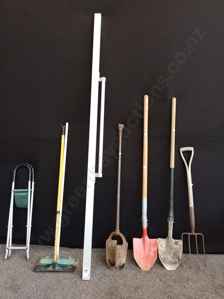 SELECTION OF HAND TOOLS INCLUDING 2.2M CONCRETE FLOAT, 2X LONG HANDLED SPADES, POST HOLE HAND BORER, GARDEN FORK, Image 1++