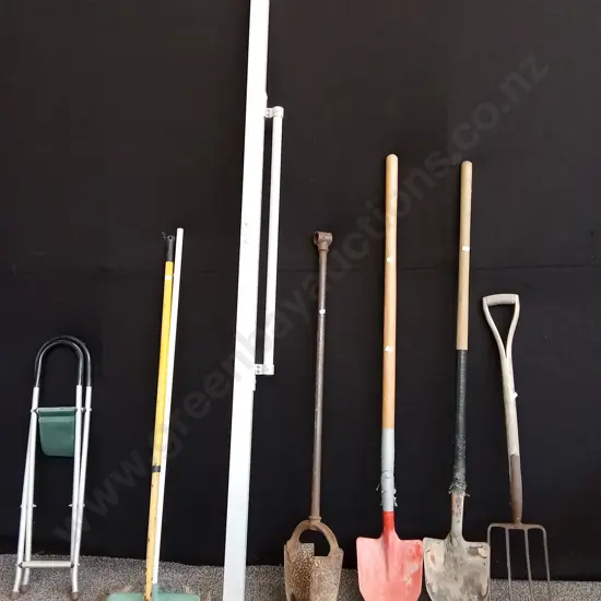 SELECTION OF HAND TOOLS INCLUDING 2.2M CONCRETE FLOAT, 2X LONG HANDLED SPADES, POST HOLE HAND BORER, GARDEN FORK,