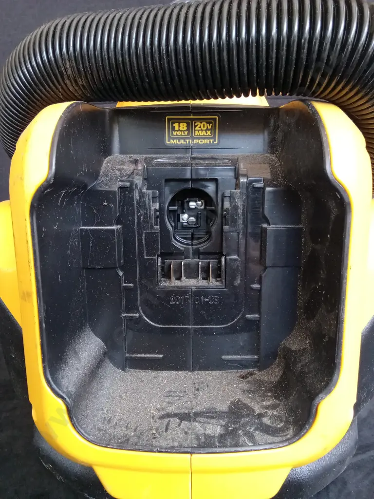 DEWALT DCV580 HEAVY DUTY 2 GALLON WET & DRY VACUUM Image 1++