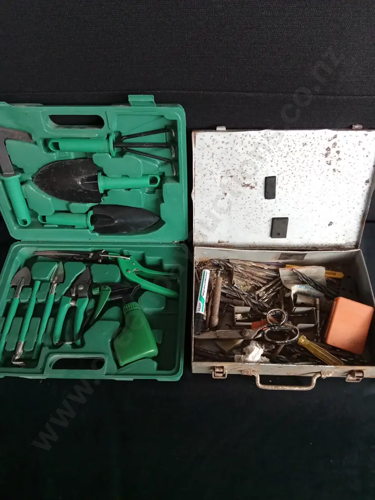 GARDENING SET IN CASE AND METAL BOX OF DRILL BITS Image 1++