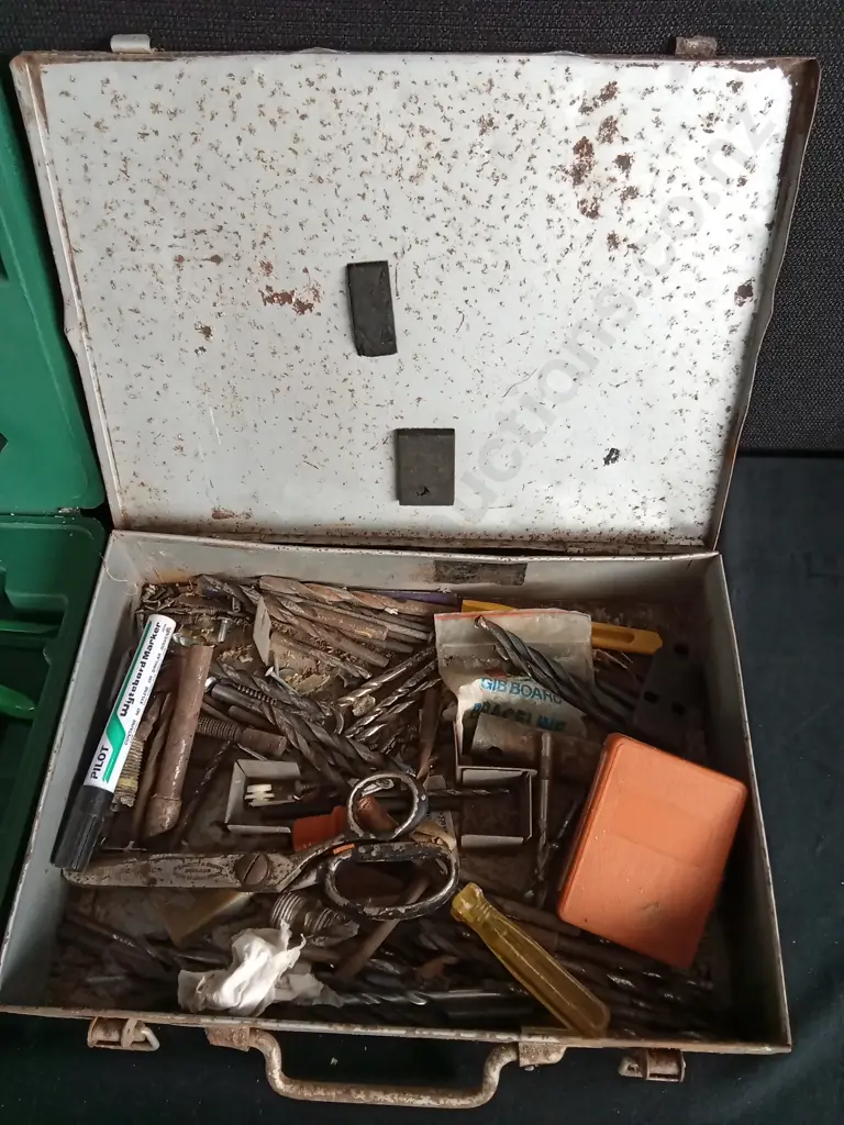 GARDENING SET IN CASE AND METAL BOX OF DRILL BITS Image 1++