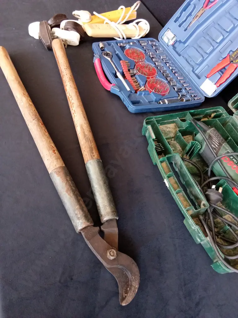 BAG CONTAINING CORDED BOSCH MULTI TOOL TESTED WORKING, PARTS OF SOCKET SET, HEAVY DUTY PRUNERS AND ELECTIRCAL SOCKETS Image 1++