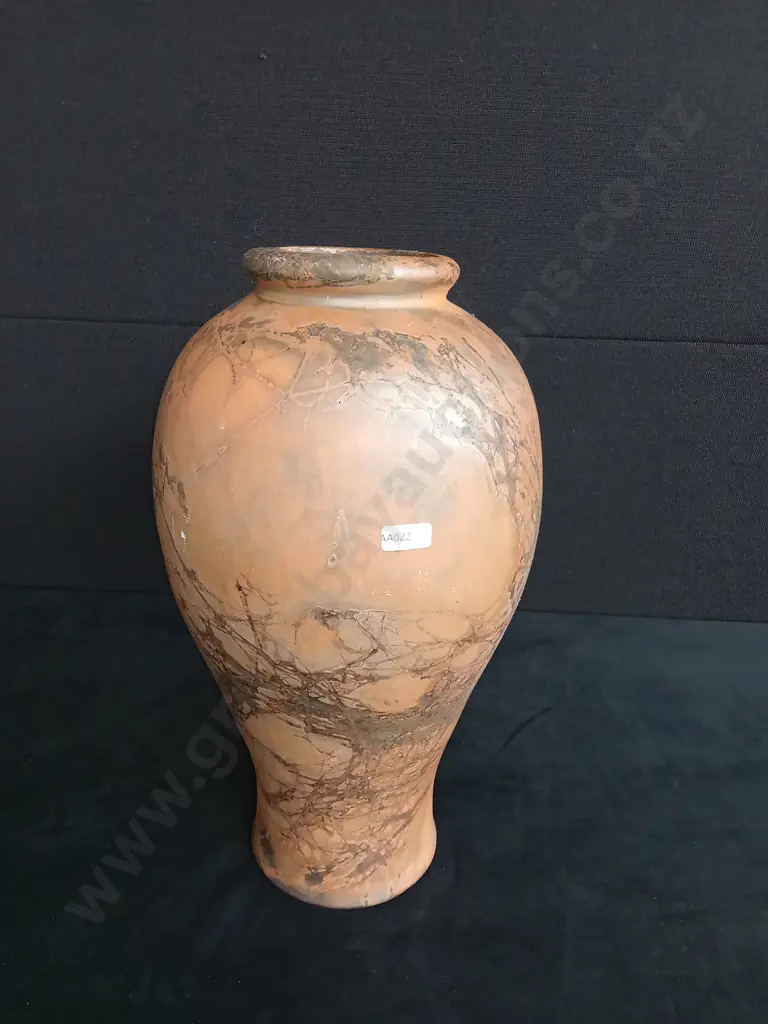 LARGE POTTERY VASE Image 1++