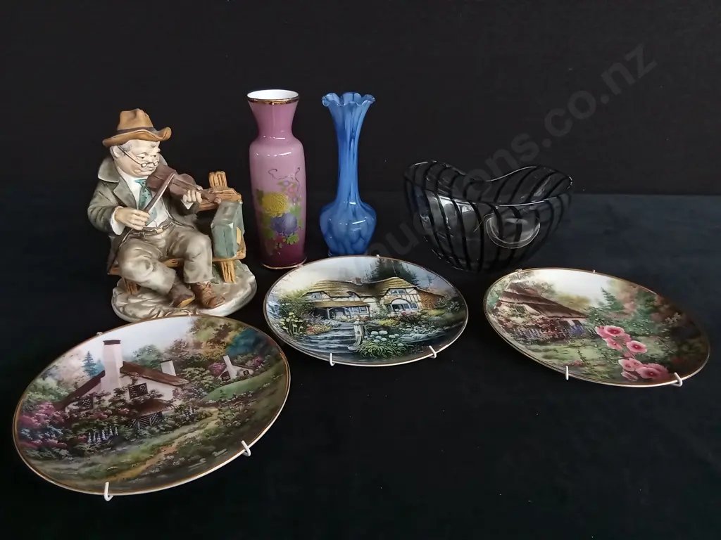 3 X HOLLYHOCK COTTAGE PLATES, 2 VASES, GLASS BOWL AND VIOLINIST FIGURINE Image 1++