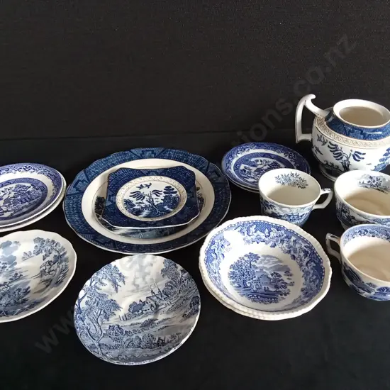 COLLECTION OF BLUE AND WHITE ILLUSTRATED PLATES CUPS AND TEAPOT