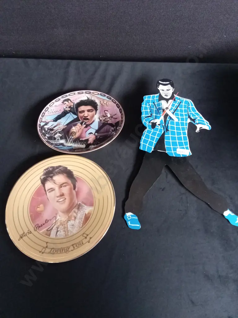 ELVIS SWINGING LEGS CLOCK AND 2 ELVIS DECORATIVE PLATES Image 1++