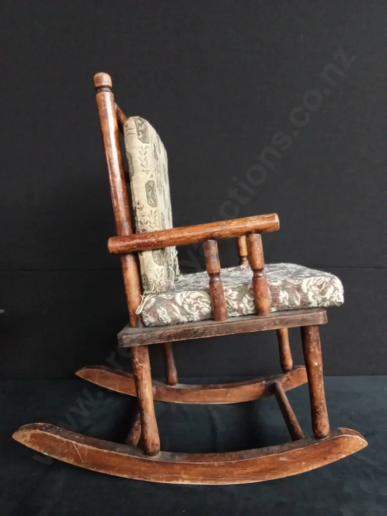 WOODEN CHILDRENS ROCKING CHAIR Image 1++