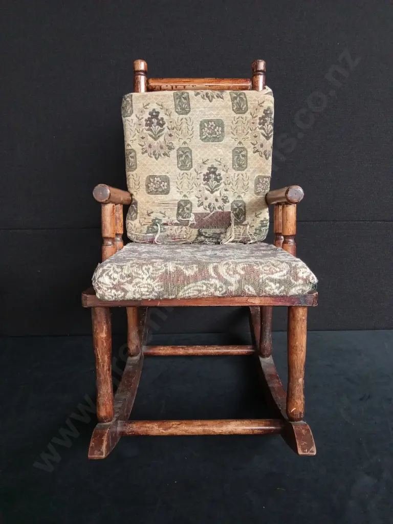 WOODEN CHILDRENS ROCKING CHAIR Image 1++