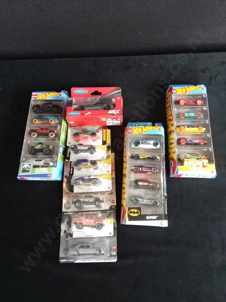 COLLECTION OF HOT WHEELS AND OTHER TOY CARS Image 1++