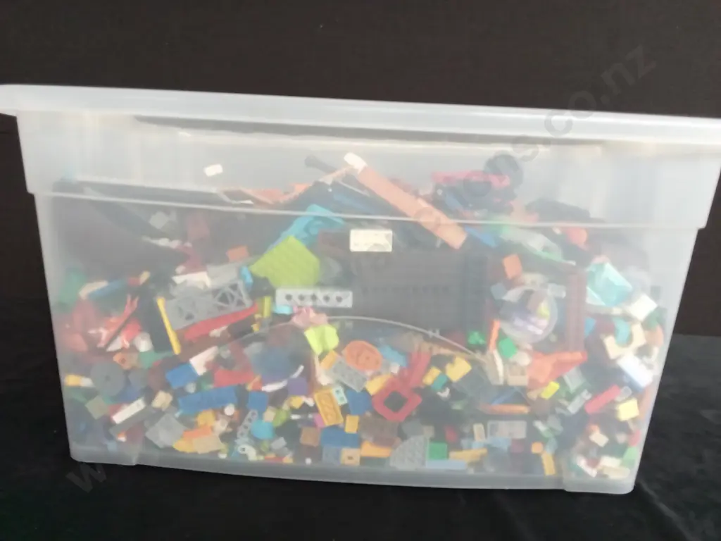 LARGE BOX OF LEGO Image 1++
