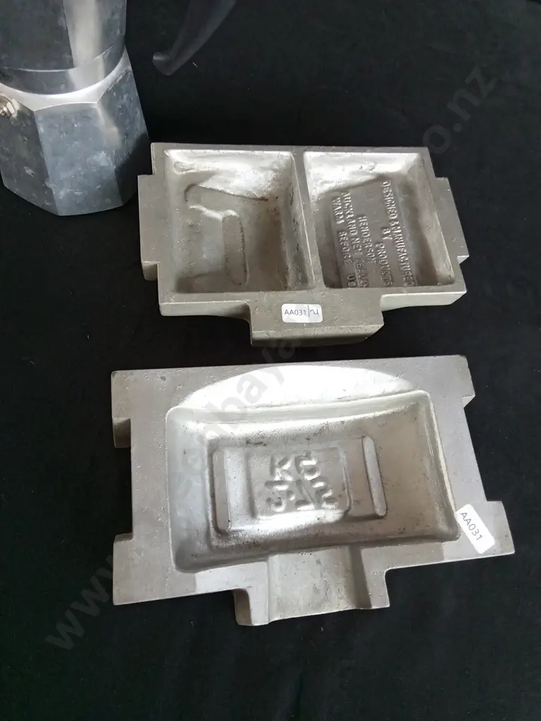 VINTAGE MEAT GRINDER, STOVE TOP COFFEE MAKER AND METAL CASTING MOLD Image 1++