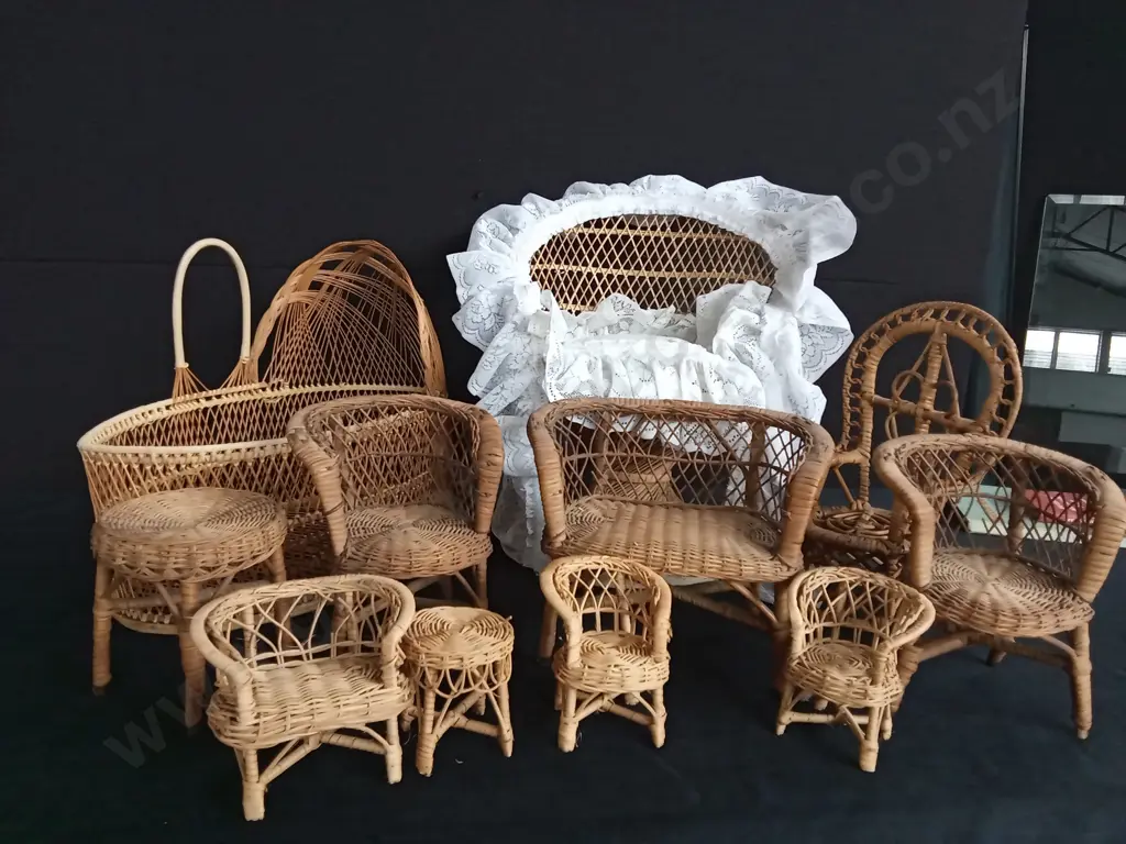 COLLECTION OF DOLL CHAIRS Image 1++