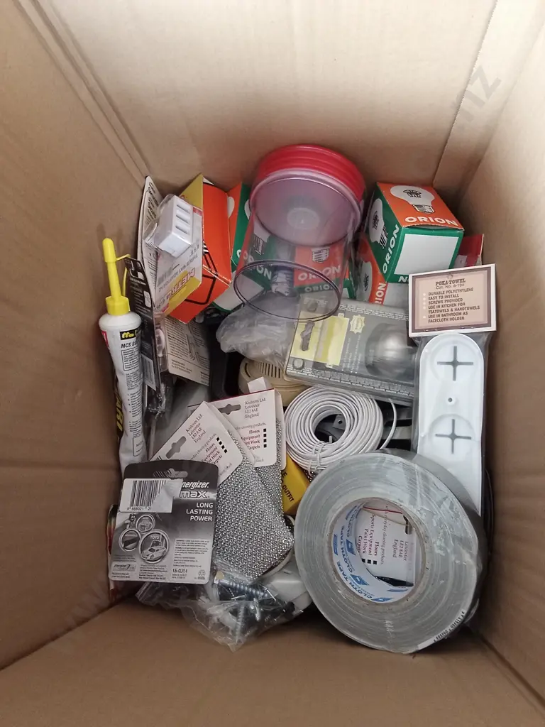 BOX OF ASSORTED KITCHEN ITEMS LIGHTING AND MORE Image 1++