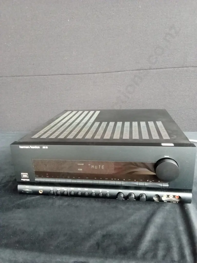 HARMAN/KARDON AVR 80 RECEIVER AMPLIFIER (POWERS ON) Image 1++