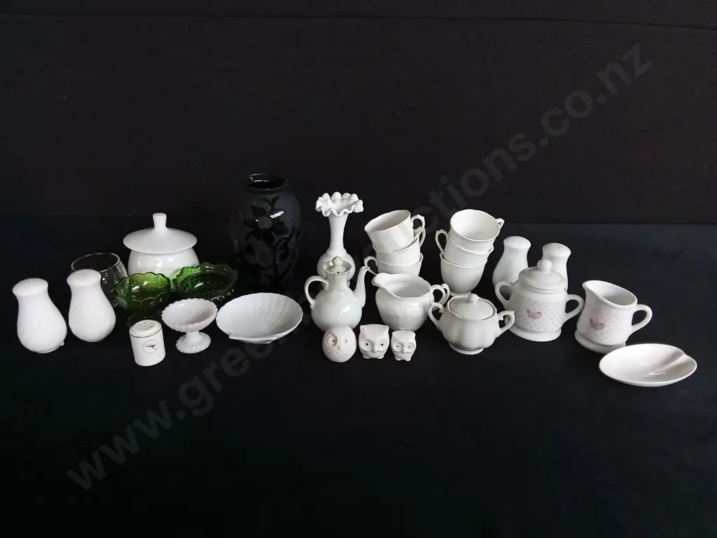 ASSORTED SMALL KITCHEN ITEMS AND GARDEN SCULPTURES Image 1++
