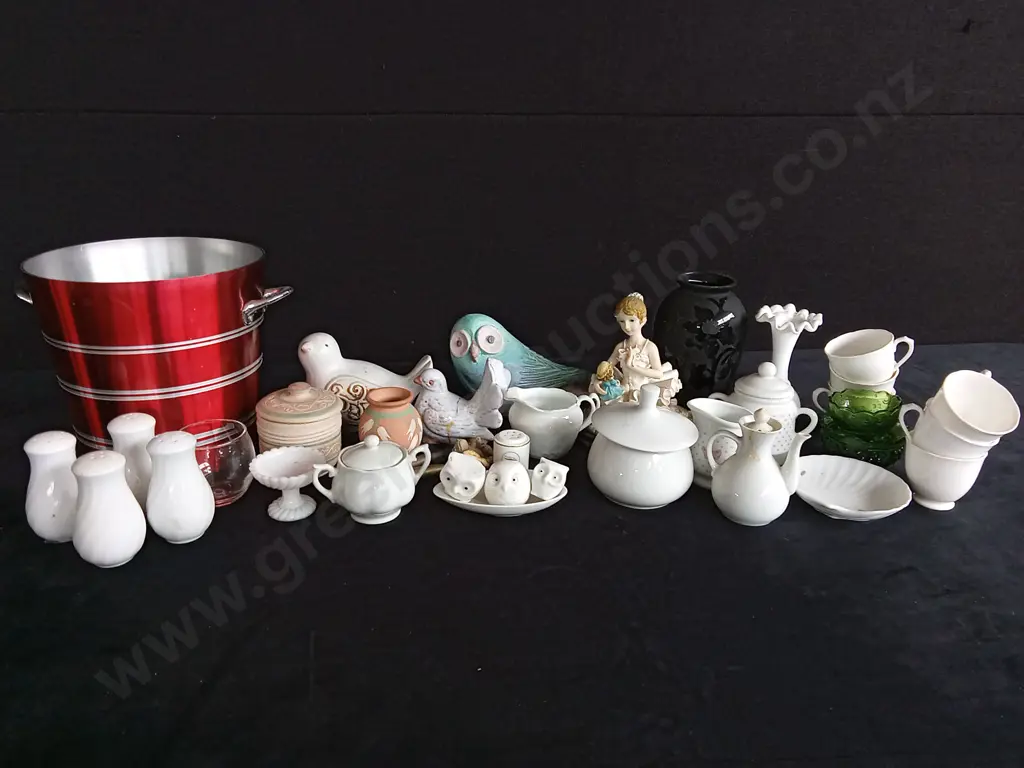 ASSORTED SMALL KITCHEN ITEMS AND GARDEN SCULPTURES Image 1++